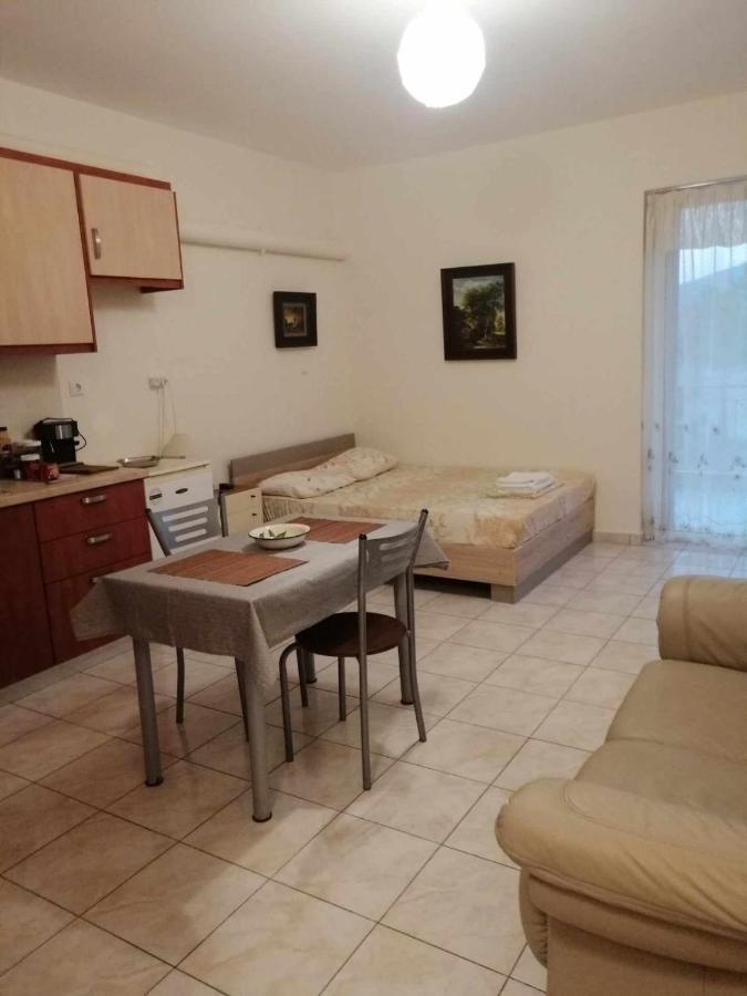 Gallery Suites "Athina" Missolonghi Bagian luar foto